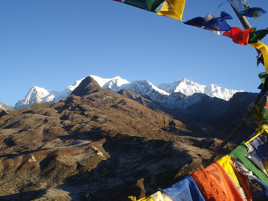 sikkim-mountain-sky-flags